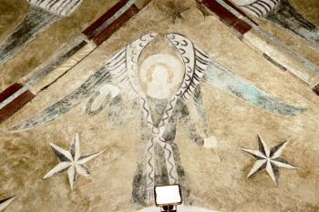 klenba presbytáře – anděl s trnovou korunou (nástrojem umučení Krista) a ratolestí v jižní kápi ( © Pavel Zany Komárek 4.4. 2009)