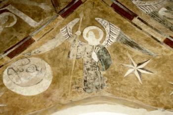 klenba presbytáře – anděl s nástroji umučení Krista (kopí a hřeby) ve východní kápi ( © Pavel Zany Komárek 4.4. 2009)
