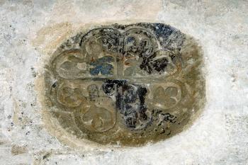 konsekrační kříž ve střední části západní zdi lodi ( © Pavel Zany Komárek 4.4. 2009)