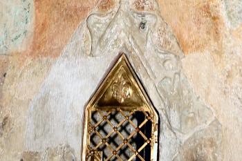 sanktuarium v severní stěně presbytáře ( © Pavel Zany Komárek 4.4. 2009)
