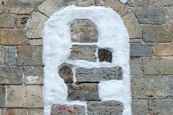 zazděné románské okno v severním průčelí lodi ( © Pavel Zany Komárek 10. 6. 2009)
