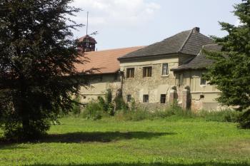 hospodářské budovy (© Milan Caha 06/2009)
