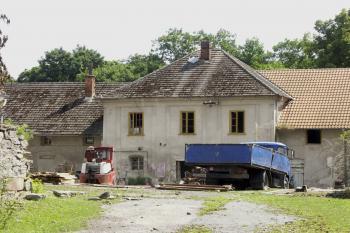 hospodářské budovy ( © Milan Caha 01/2010)