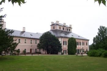 Ratibořice - pohled na zámeckou budovu se severním křídlem (© Ivo Rozehnal, 07/2009)