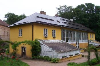 Ratibořice - zámecký skleník v severní části areálu (© Ivo Rozehnal, 07/2009)