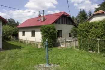 dům čp. 38 stojící v místě jádra tvrze ( © Milan Caha 06/2008)