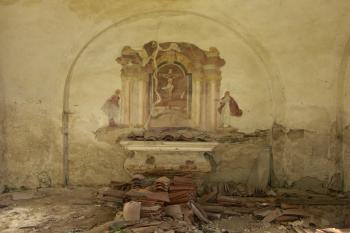 interiér kostnice s ilusivním oltářem ( © Milan Caha 06/2008)