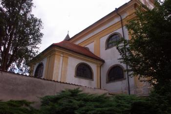 loď kostela s kaplí sv. Antonína ( © Milan Caha 06/2008)