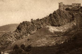 hrad od jihu na historické pohlednici z 30. let 20. stol. ( © anon.)