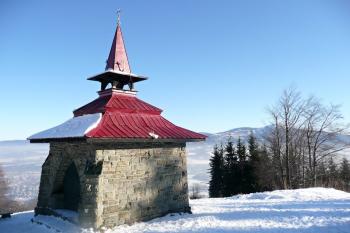 kaple sv. Antonína na Ondřejníku s masívem Lysé hory v pozadí ( © Jan P. Štěpánek 01/2009)