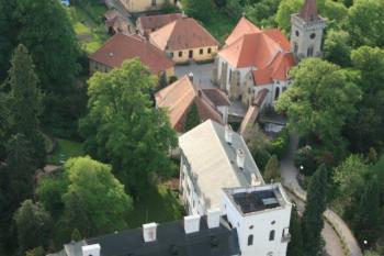 Letecký pohled na zámek od východu. V pozadí kostel sv. Martina (© Jaroslav Bušta, 05/2012)