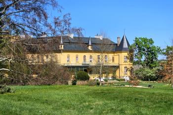 Starší část zámku od jihovýchodu ze zámeckého parku  (© Jan P. Štěpánek  04/2025)