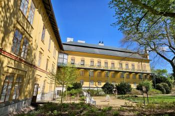 západní fronta západního křídla starého zámku a jižní průčelí mladší zámecké přístavby (© Jan P. Štěpánek  04/2025)