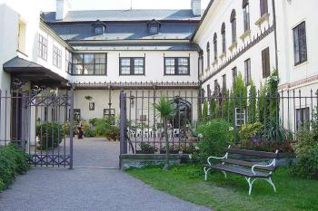 Slatiňany - čestný dvůr (© Petr Kovařík 07/2003)