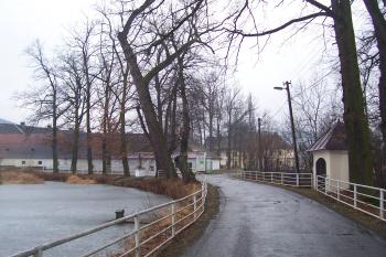 Příjezdová cesta k areálu (© Michal Schuster, 01/2010)