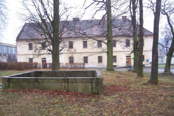 Kamenná kašna - snímek z místa zbořeného zámku (© Michal Schuster, 01/2010)