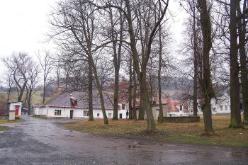 pohled na hosporářské budovy před zámkem (© Michal Schuster, 01/2010)