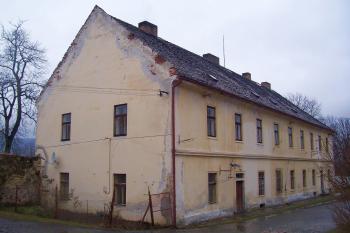 jihozápadní budova poplužního dvora mylně pokládaná za zámek (© Michal Schuster, 01/2010)
