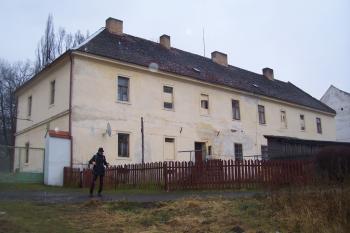 jihozápadní budova poplužního dvora mylně pokládaná za zámek (© Michal Schuster, 01/2010)