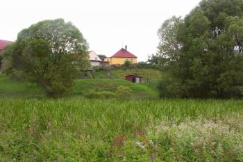 tvrziště od východu - z nivy Nezdického potoka ( © Milan Caha 07/2008)
