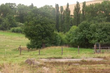 vnější příkop a val ze západu ( © Milan Caha 07/2008)