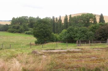 vnější příkop a val ze západu ( © Milan Caha 07/2008)