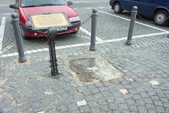 Kámen neštěstí na sušickém náměstí ( © Milan Caha 01/2010)
