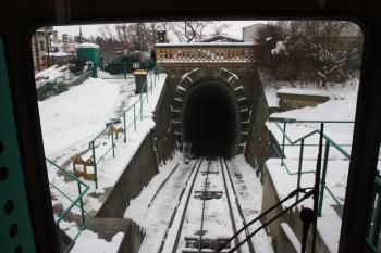Pohled z horní stanice na portál tunelu pod Bergbahnstrasse ( © Ivan Grisa 01/2010)