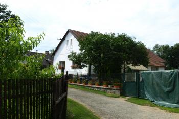 místo, kde stávala tvrz ( © Milan Caha 09/2009)