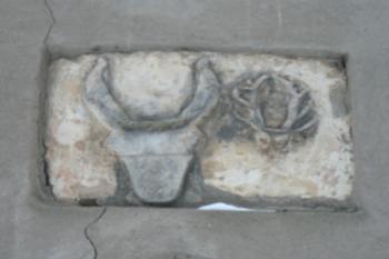 Reliéf s motivem volské hlavy a jeleních parohů (© Prudký Martin, 01/2010)