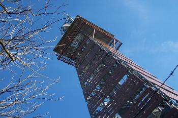 Rozhledna již v hnědé barvě (© Vladimír Studecký, 01/2011)