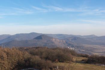 Pohled přes údolí  Labe k vrchu Deblík (© Vladimír Studecký, 01/2011)