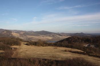 Pohled k východu, vpravo v pozadí Říp ( © Ivan Grisa 03/2011)