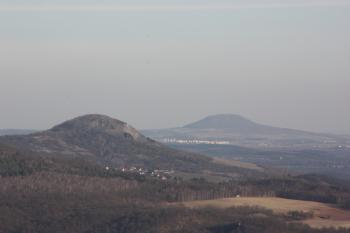 Radobýl a Říp z rozhledny ( © Ivan Grisa 03/2011)