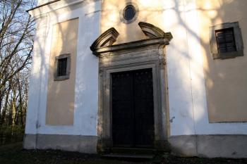 zadní vchod kostela (© Stanislav Drda, 12/2012)