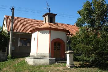 kaple na návsi z roku 1753 ( © Milan Caha 09/2009)