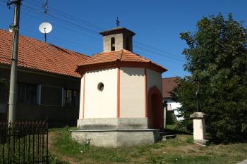kaple na návsi z roku 1753 ( © Milan Caha 09/2009)