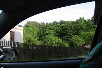 pohled na tvrz od sz.,tvrziště je hned za plotem (© D Dohňanský, 07/2014)