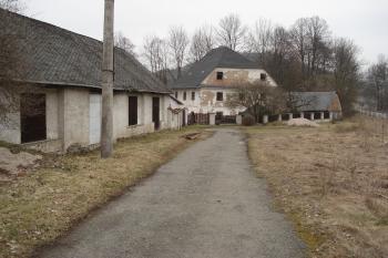 pohled od boční silnice (© Jaromír Schoffer, 03/2010)