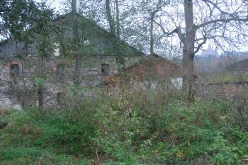 pohled na mlýn, v pozadí hrad Bouzov (© Jaromír Schoffer, 11/2010)
