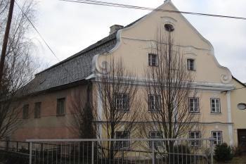 Budova mlýna od silnice. Dnes slouží jako obytný dům. (© Jaromír Schoffer, 01/2010)