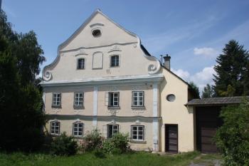 Hlavní (jižní) průčelí ( © Ivan Grisa 06/2010)