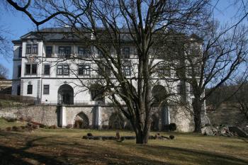 Pohled na zámek přes park ( © Petr Nožička 03/2011)