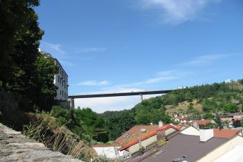 sepjetí architektury minulosti/vlevo část zámku/ s architekturou současnou / most/ (© D Dohňanský, 07/2015)