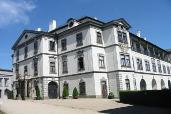 hlavní zámecké průčelí,pořád hezky udržované (© D Dohňanský, 07/2015)