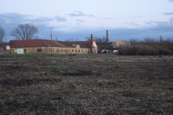 Pohled na cihelnu z ulice Kobylnická (© Jaromír Schoffer, 01/2010)