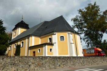 celková pohled na kostel od města ( © Jan P. Štěpánek 08/2012)