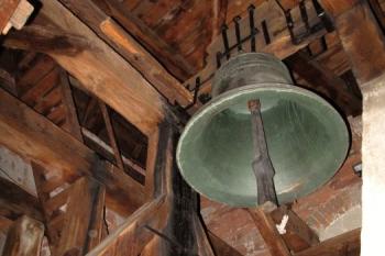 zvonová stolice ve veži kostela a zvon sv. Barbora ( © Jan P. Štěpánek 05/2013)
