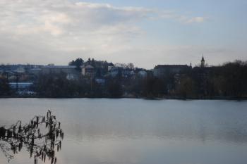 pohled od rybníku Oborník,vlevo kostel sv.Barbory (© Jaromír Schoffer, 04/2010)