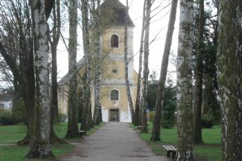 pohled z dnešního parku dříve hřbitova (© Jaromír Schoffer, 04/2010)
